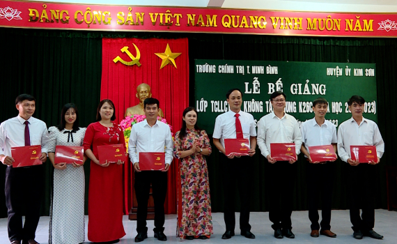 Kim Sơn bế giảng lớp Trung cấp L&yacute; luận Ch&iacute;nh trị hệ kh&ocirc;ng tập trung