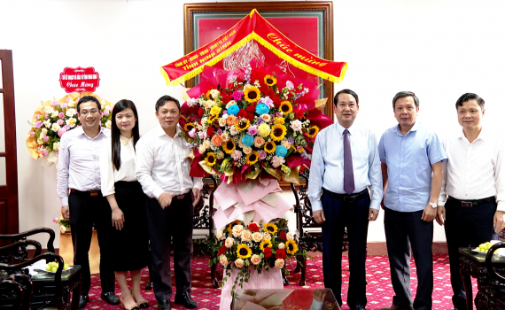 L&atilde;nh đạo tỉnh thăm, ch&uacute;c mừng Văn ph&ograve;ng Tỉnh ủy nh&acirc;n Ng&agrave;y truyền thống