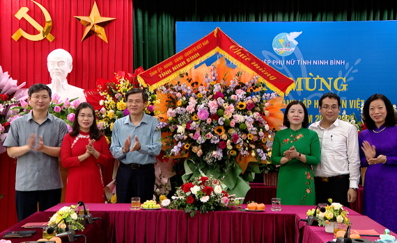 Đồng ch&iacute; B&iacute; thư Tỉnh ủy thăm, ch&uacute;c mừng Hội Li&ecirc;n hiệp Phụ nữ tỉnh nh&acirc;n Ng&agrave;y Phụ nữ Việt Nam 20/10