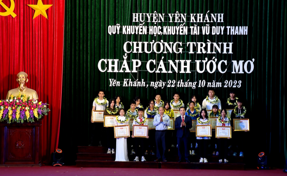Trao thưởng Quỹ khuyến học, khuyến t&agrave;i Vũ Duy Thanh năm 2023