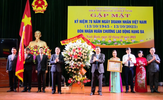 Hiệp hội Doanh nghiệp tỉnh đ&oacute;n nhận Hu&acirc;n chương Lao động hạng Ba