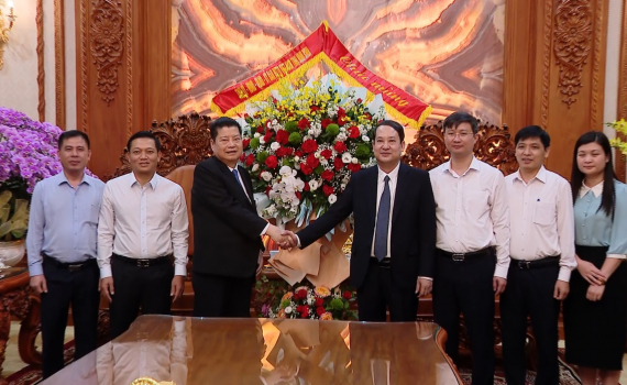 Đồng ch&iacute; Ph&oacute; B&iacute; thư Thường trực Tỉnh ủy Mai Văn Tuất thăm, ch&uacute;c mừng ng&agrave;y Doanh nh&acirc;n Việt Nam