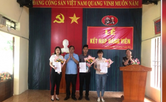 Thạch B&igrave;nh quan t&acirc;m ph&aacute;t triển đảng vi&ecirc;n l&agrave; người d&acirc;n tộc, c&oacute; đạo