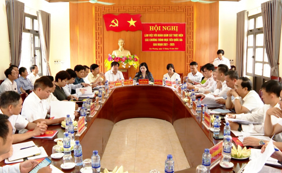 Đo&agrave;n gi&aacute;m s&aacute;t thực hiện c&aacute;c Chương tr&igrave;nh Mục ti&ecirc;u quốc gia của Trung ương l&agrave;m việc tại Nho Quan