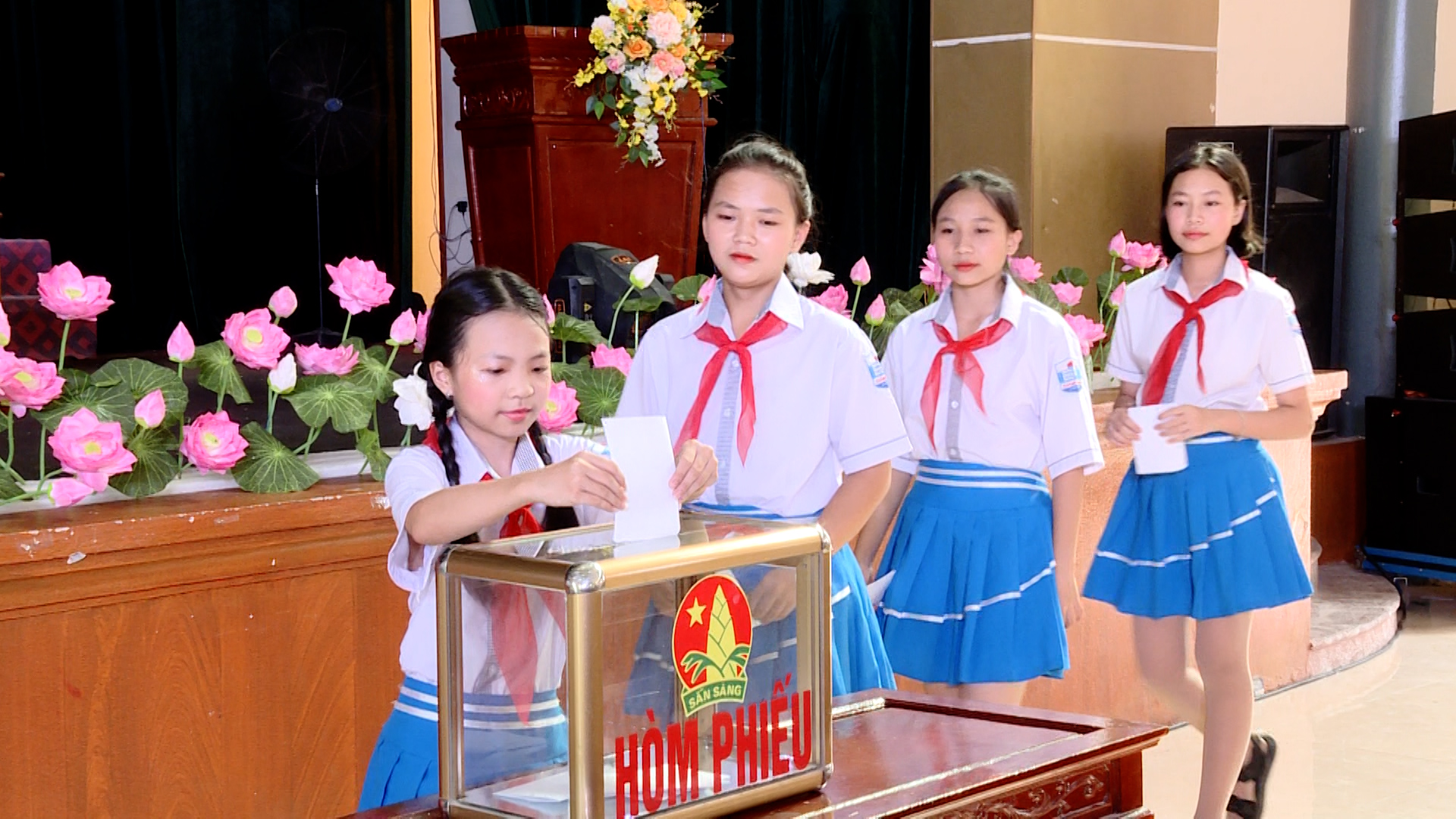 Đội viên bỏ phiếu kín tại Đại hội Liên đội