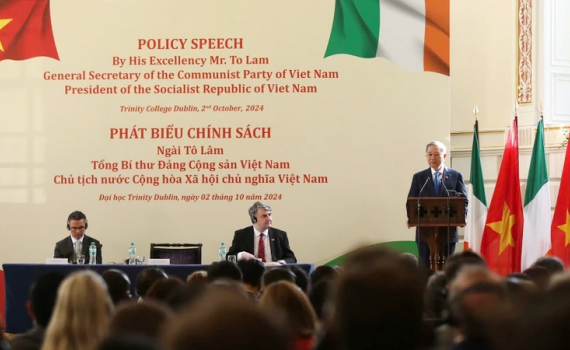 Tổng B&iacute; thư, Chủ tịch nước T&ocirc; L&acirc;m thăm Trường Đại học Trinity Dublin của Ireland