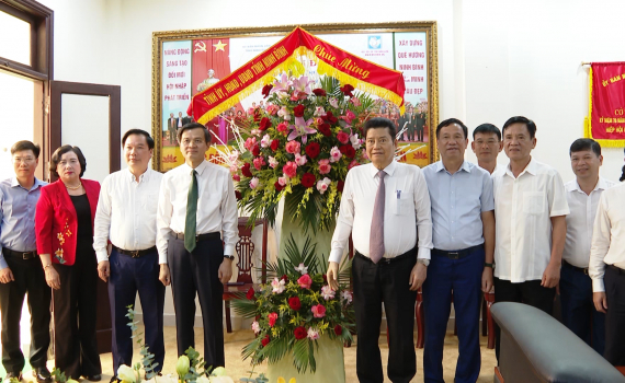 C&aacute;c đồng ch&iacute; l&atilde;nh đạo tỉnh Ninh B&igrave;nh thăm, ch&uacute;c mừng nh&acirc;n kỷ niệm Ng&agrave;y Doanh nh&acirc;n Việt Nam