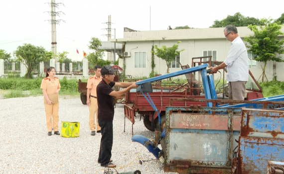 ​Ph&ograve;ng Cảnh s&aacute;t giao th&ocirc;ng, C&ocirc;ng an tỉnh ti&ecirc;u hủy xe ba b&aacute;nh kh&ocirc;ng đảm bảo điều kiện lưu h&agrave;nh