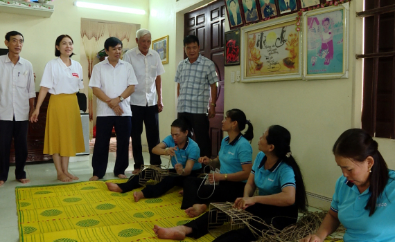 Tham quan m&ocirc; h&igrave;nh Li&ecirc;n thế hệ tự gi&uacute;p nhau tại x&atilde; Kim Trung, huyện Kim Sơn