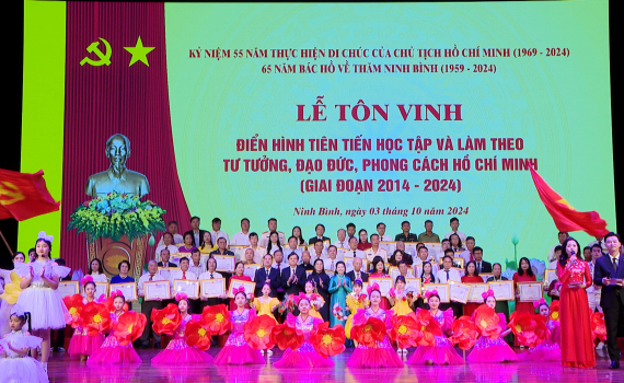 Lễ t&ocirc;n vinh điển h&igrave;nh ti&ecirc;n tiến học tập v&agrave; l&agrave;m theo tư tưởng, đạo đức, phong c&aacute;ch Hồ Ch&iacute; Minh