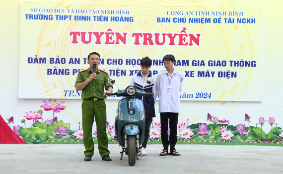Tuy&ecirc;n truyền bảo đảm an to&agrave;n cho học sinh tham gia giao th&ocirc;ng tại trường THPT Đinh Ti&ecirc;n Ho&agrave;ng