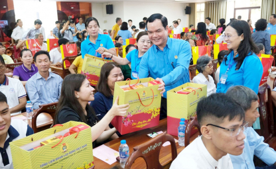 Hướng v&ecirc;̀ cơ sở, người lao đ&ocirc;̣ng khó khăn