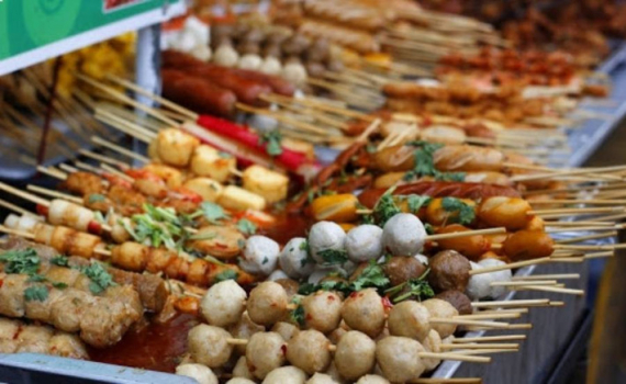 Bộ Y tế cảnh b&aacute;o về ngộ độc thực phẩm c&aacute;c qu&aacute;n ăn vặt trước cổng trường học