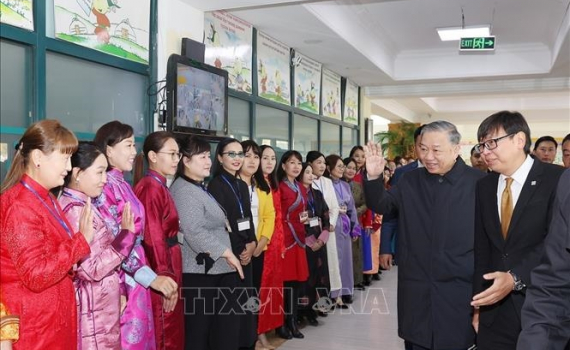 Tổng B&iacute; thư, Chủ tịch nước T&ocirc; L&acirc;m thăm Trường mang t&ecirc;n Chủ tịch Hồ Ch&iacute; Minh tại M&ocirc;ng Cổ