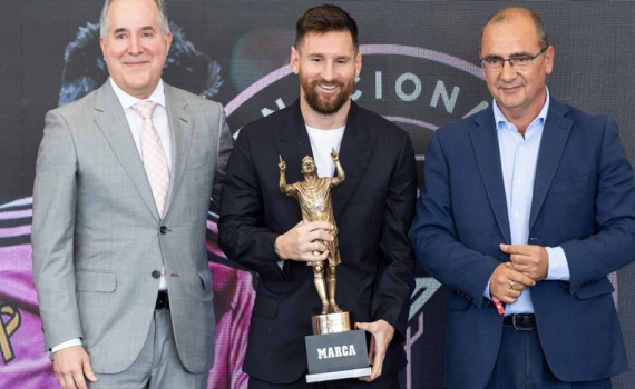 Messi nhận giải "Cầu thủ th&agrave;nh c&ocirc;ng nhất lịch sử"