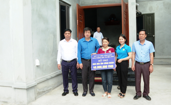 LĐLĐ tỉnh trao tiền hỗ trợ nh&agrave; &ldquo;M&aacute;i ấm C&ocirc;ng đo&agrave;n&rdquo;