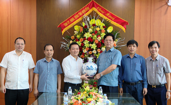 L&atilde;nh đạo UBND tỉnh ch&uacute;c mừng ng&agrave;y Doanh nh&acirc;n Việt Nam