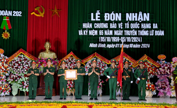 Lữ đo&agrave;n Tăng thiết gi&aacute;p 202 đ&oacute;n nhận Hu&acirc;n chương Bảo vệ Tổ quốc hạng Ba