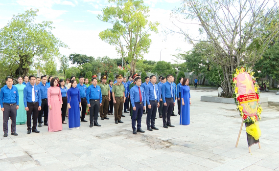 Ủy ban Hội LHTN Việt Nam tỉnh Ninh B&igrave;nh d&acirc;ng hương tưởng niệm c&aacute;c anh h&ugrave;ng liệt sĩ