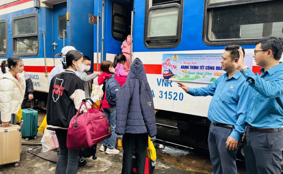 Đo&agrave;n vi&ecirc;n, người lao động được hỗ trợ phương tiện về qu&ecirc; đ&oacute;n Tết Ất Tỵ 2025