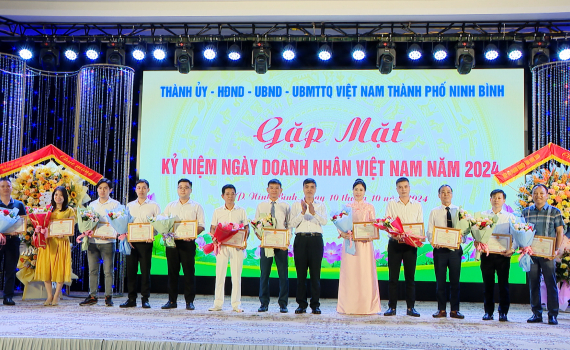 Th&agrave;nh phố Ninh B&igrave;nh, Nho Quan, Kim Sơn gặp mặt kỷ niệm ng&agrave;y Doanh nh&acirc;n Việt Nam