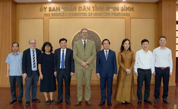Đồng ch&iacute; Chủ tịch UBND tỉnh Phạm Quang Ngọc tiếp x&atilde; giao Đại sứ đặc mệnh to&agrave;n quyền Cộng h&ograve;a Ph&aacute;p