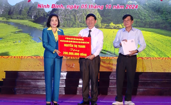 Trao thưởng Quỹ Khuyến học, khuyến t&agrave;i Vũ Duy Thanh