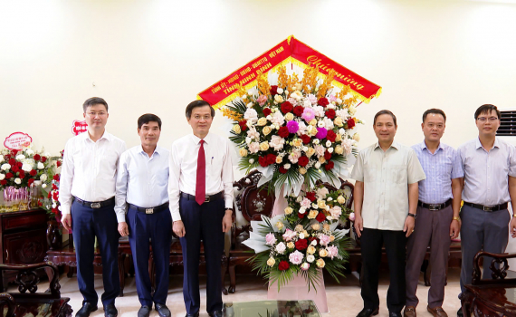 Đồng ch&iacute; B&iacute; thư Tỉnh ủy Đo&agrave;n Minh Huấn ch&uacute;c mừng ng&agrave;y truyền thống Hội N&ocirc;ng d&acirc;n Việt Nam