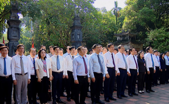 Đo&agrave;n c&aacute;n bộ, học vi&ecirc;n Lớp bồi dưỡng c&aacute;n bộ quy hoạch Ủy vi&ecirc;n BCH Trung ương Đảng d&acirc;ng hương tại Khu di t&iacute;ch Quốc gia đặc biệt Cố đ&ocirc; Hoa Lư