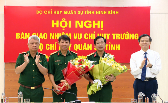 B&agrave;n giao nhiệm vụ Chỉ huy trưởng Bộ CHQS tỉnh Ninh B&igrave;nh