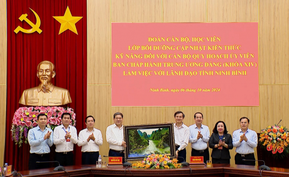Đo&agrave;n c&aacute;n bộ, học vi&ecirc;n Lớp bồi dưỡng c&aacute;n bộ quy hoạch Ủy vi&ecirc;n BCH Trung ương Đảng l&agrave;m việc với l&atilde;nh đạo tỉnh Ninh B&igrave;nh