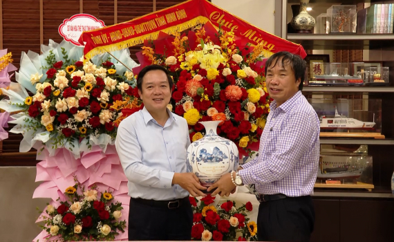 Đồng ch&iacute; Chủ tịch UBND tỉnh Phạm Quang Ngọc thăm, ch&uacute;c mừng nh&acirc;n kỷ niệm ng&agrave;y Doanh nh&acirc;n Việt Nam