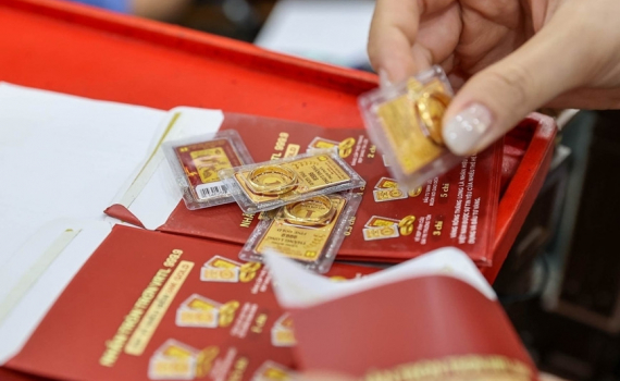 Gi&aacute; v&agrave;ng h&ocirc;m nay (25-10): Lao dốc đứng