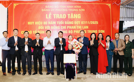 Đồng ch&iacute; B&iacute; thư Tỉnh ủy Đặng Xu&acirc;n Phong trao tặng Huy hiệu 80 năm tuổi Đảng cho đảng vi&ecirc;n