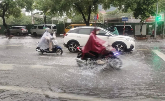 Thời tiết h&ocirc;m nay (15-10): Bắc Bộ tiếp tục c&oacute; mưa r&agrave;o v&agrave; d&ocirc;ng
