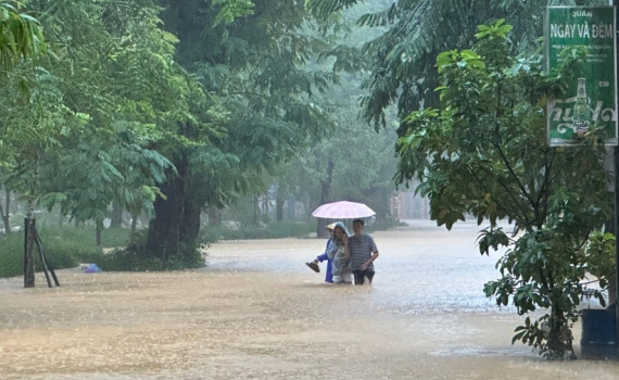 Thời tiết h&ocirc;m nay (30-10): Miền Bắc đ&oacute;n kh&ocirc;ng kh&iacute; lạnh tăng cường, miền Trung tiếp tục mưa lớn