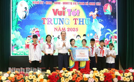 Đồng ch&iacute; Ph&oacute; B&iacute; thư Tỉnh ủy, Chủ tịch Uỷ ban MTTQ Việt Nam tỉnh Mai Văn Tuất tặng qu&agrave;, vui Tết Trung thu tại x&atilde; Minh T&acirc;n