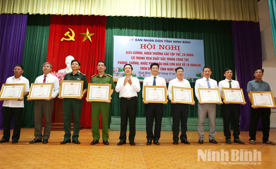 Biểu dương, khen thưởng tập thể, c&aacute; nh&acirc;n c&oacute; th&agrave;nh t&iacute;ch xuất sắc trong ph&ograve;ng, chống v&agrave; khắc phục hậu quả b&atilde;o số 10