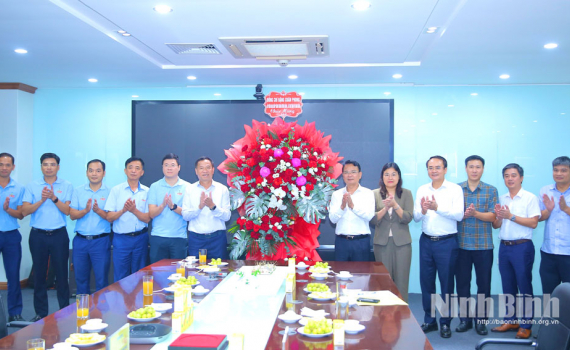 Đồng ch&iacute; B&iacute; thư Tỉnh ủy Đặng Xu&acirc;n Phong thăm, khảo s&aacute;t t&igrave;nh h&igrave;nh sản xuất, kinh doanh tại một số doanh nghiệp tr&ecirc;n địa b&agrave;n tỉnh