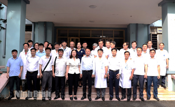 Đồng ch&iacute; B&iacute; thư Tỉnh uỷ Đặng Xu&acirc;n Phong đi thăm, khảo s&aacute;t một số cơ sở y tế tr&ecirc;n địa b&agrave;n tỉnh