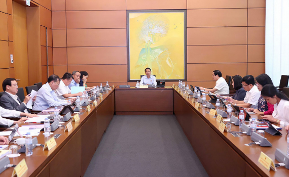Kỳ họp thứ 10, Quốc hội kho&aacute; XV: Đại biểu Quốc hội tỉnh thảo luận tại Tổ về c&aacute;c b&aacute;o c&aacute;o quan trọng