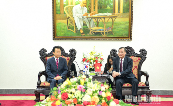 Đồng ch&iacute; L&ecirc; Quốc Chỉnh, Ph&oacute; B&iacute; thư Tỉnh ủy, Chủ tịch HĐND tỉnh tiếp x&atilde; giao Đo&agrave;n c&ocirc;ng t&aacute;c Hội đồng tỉnh Gyeonggi (H&agrave;n Quốc)