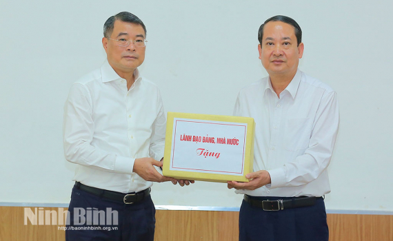 Trao hỗ trợ của L&atilde;nh đạo Đảng, Nh&agrave; nước, MTTQ Việt Nam cho nh&acirc;n d&acirc;n tỉnh Ninh B&igrave;nh khắc phục hậu quả b&atilde;o số 10