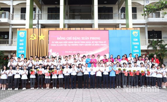 Đồng ch&iacute; B&iacute; thư Tỉnh ủy Đặng Xu&acirc;n Phong thăm Trường THPT chuy&ecirc;n L&ecirc; Hồng Phong v&agrave; kiểm tra, thị s&aacute;t thực tế một số điểm chung cư cũ tr&ecirc;n địa b&agrave;n phường Nam Định