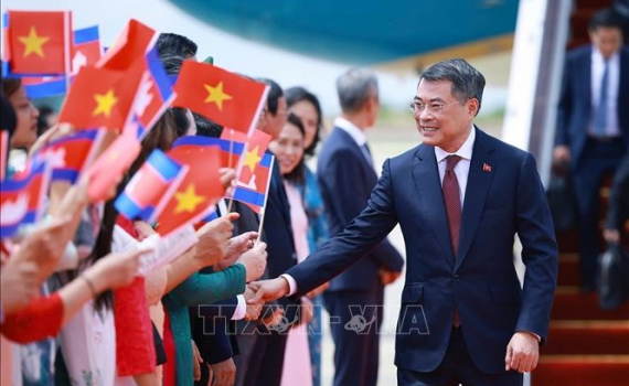 Thủ tướng L&ecirc; Minh Hưng đến thủ đ&ocirc; Phnom Penh, bắt đầu thăm ch&iacute;nh thức Campuchia