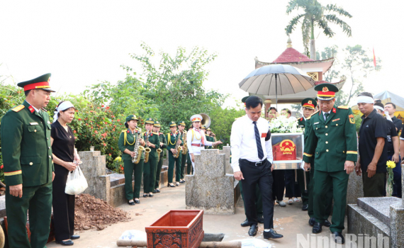 Phường Duy Ti&ecirc;n tổ chức Lễ đ&oacute;n nhận, truy điệu v&agrave; an t&aacute;ng h&agrave;i cốt liệt sĩ Trần Hữu Việt
