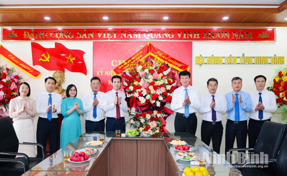 Đồng ch&iacute; B&iacute; thư Tỉnh ủy Trần Huy Tuấn thăm, ch&uacute;c mừng Hội N&ocirc;ng d&acirc;n tỉnh nh&acirc;n kỷ niệm 96 năm Ng&agrave;y th&agrave;nh lập Hội N&ocirc;ng d&acirc;n Việt Nam