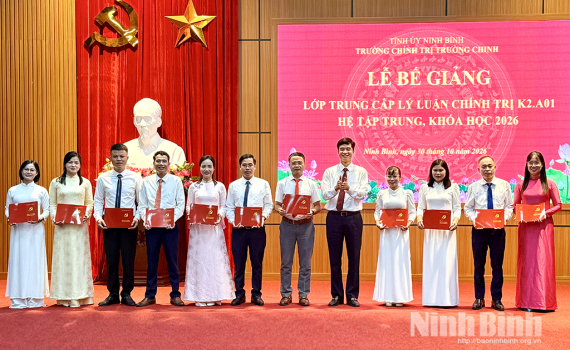 Bế giảng Lớp Trung cấp l&yacute; luận ch&iacute;nh trị K2.A01 hệ tập trung, kh&oacute;a học 2026