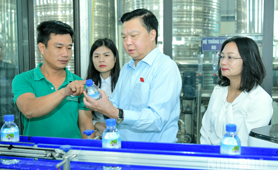 Đo&agrave;n ĐBQH tỉnh khảo s&aacute;t việc thực hiện ch&iacute;nh s&aacute;ch, ph&aacute;p luật về an to&agrave;n thực phẩm tại C&ocirc;ng ty TNHH X&acirc;y dựng Thống Nhất