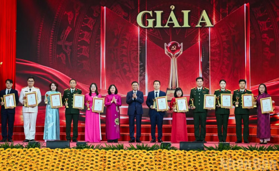 Đảng bộ tỉnh Ninh B&igrave;nh được tặng Bằng khen Tập thể xuất sắc; 1 giải B v&agrave; 1 giải C tại Cuộc thi ch&iacute;nh luận về bảo vệ nền tảng tư tưởng của Đảng lần thứ s&aacute;u, năm 2026